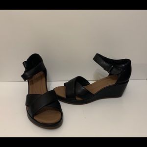 Clarks Women’s wedges in black
